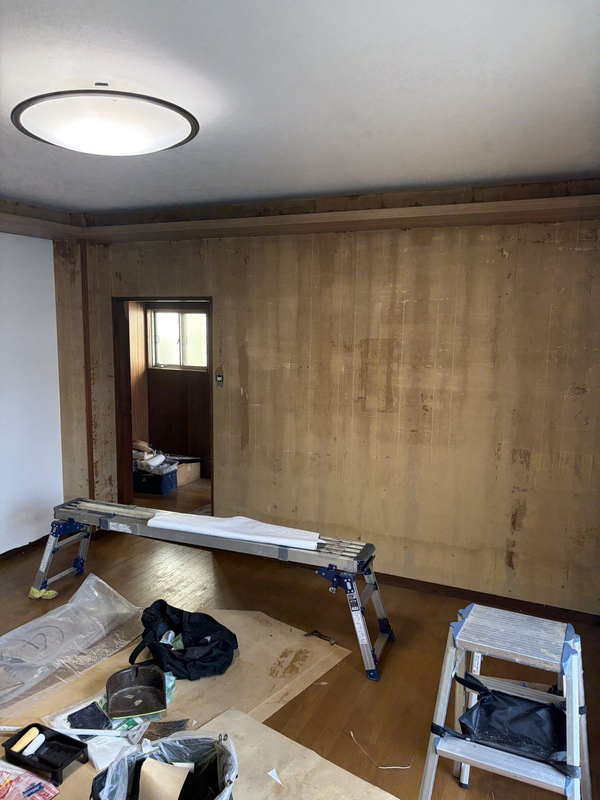 名古屋市北区 戸建賃貸 居室A クロス剥がし施工中